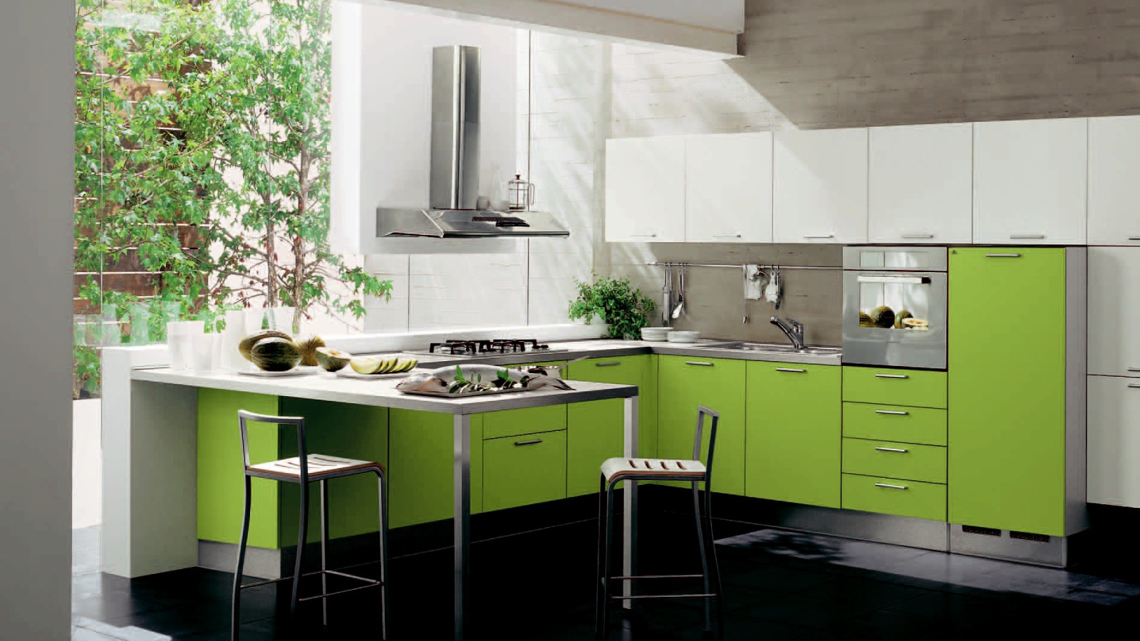 Зелень за окном в кухне