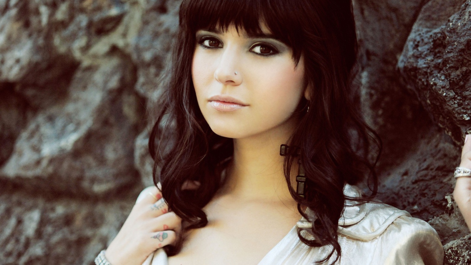 Ханна с тату на пальцах