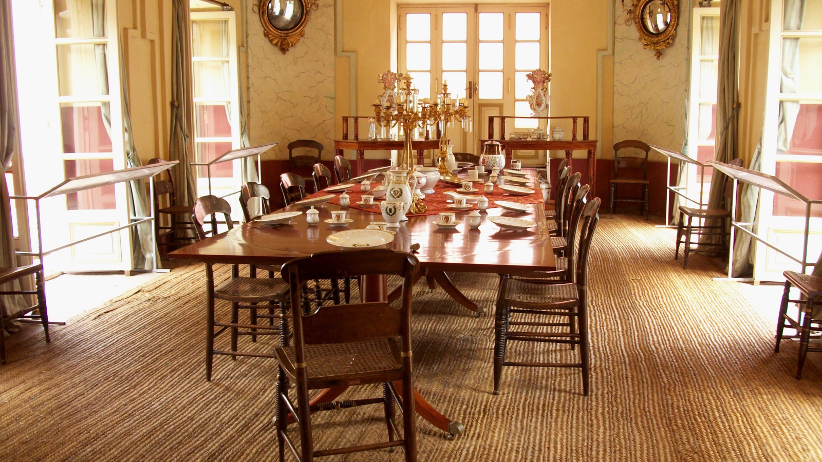 Интерьер большой столовой