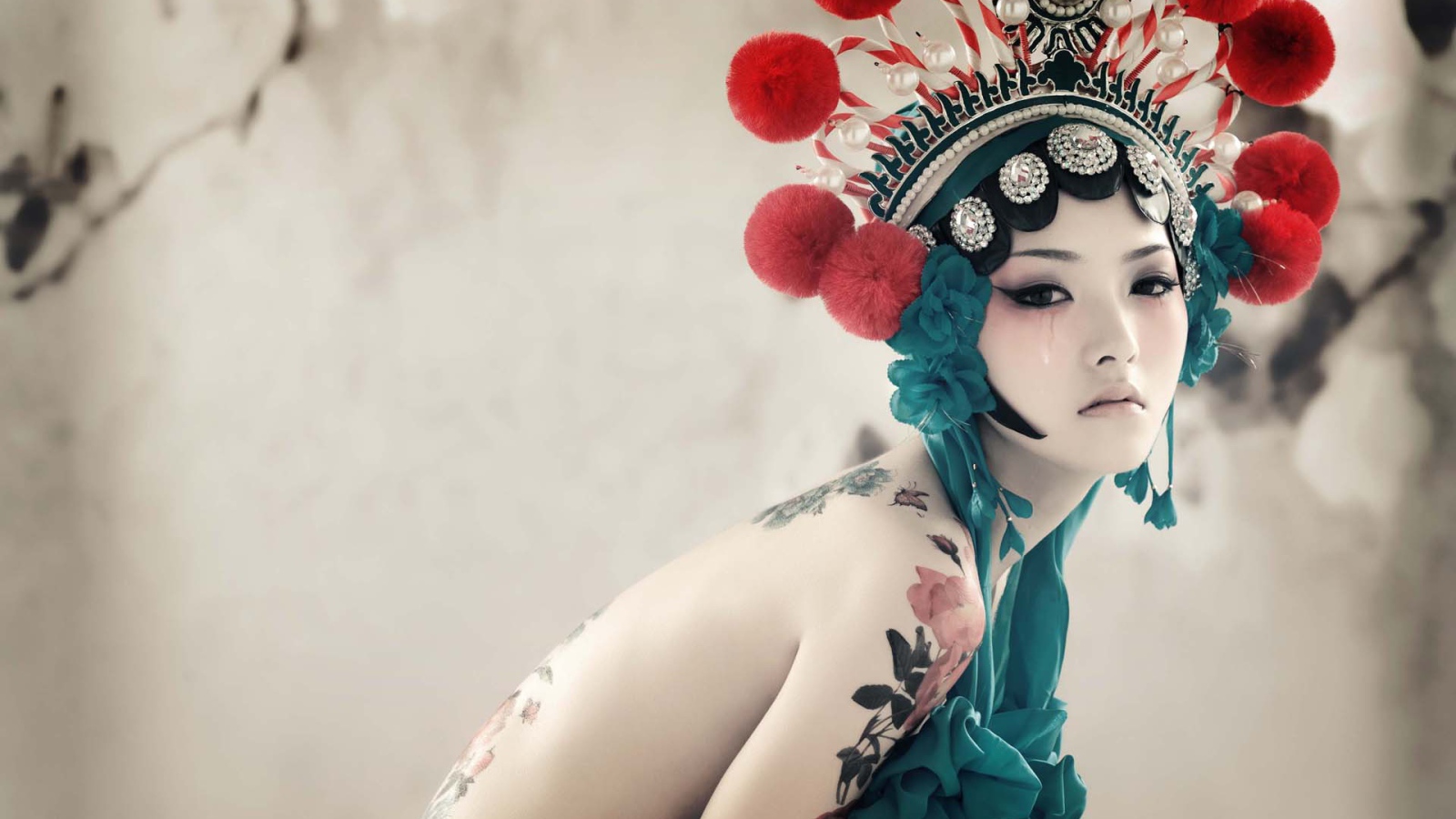 Японская девушка с татуировками