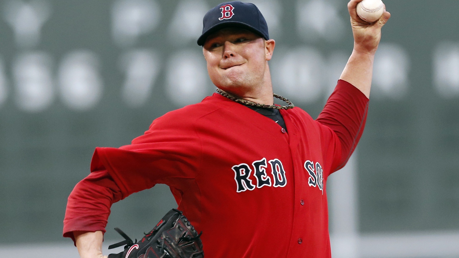 Джон Лестер бросает бейсбольный мяч