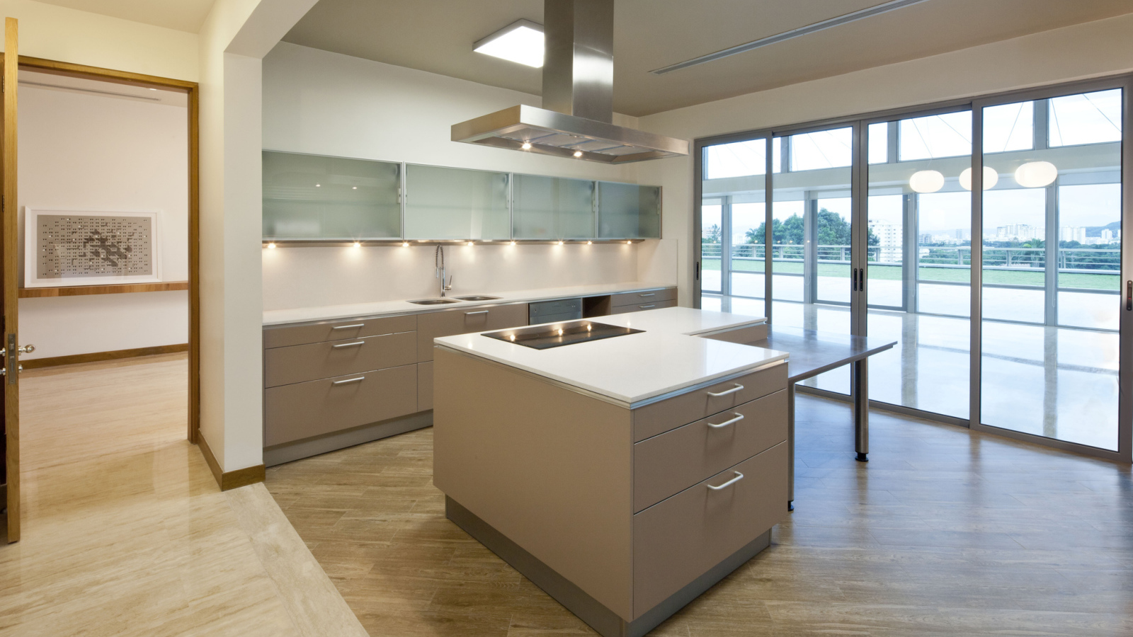 Кухня с панорамными окнами