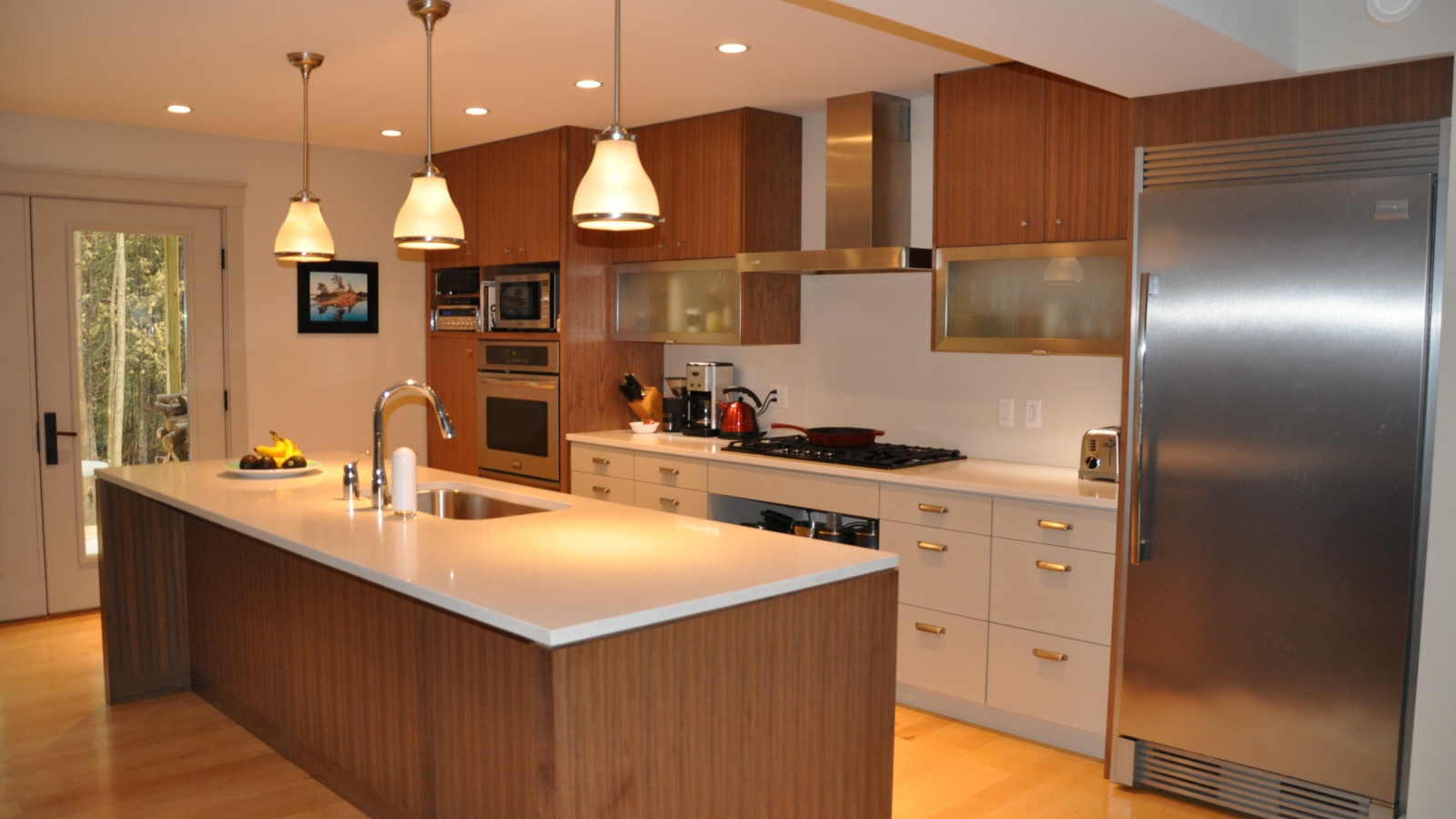 Большой холодильник на кухне