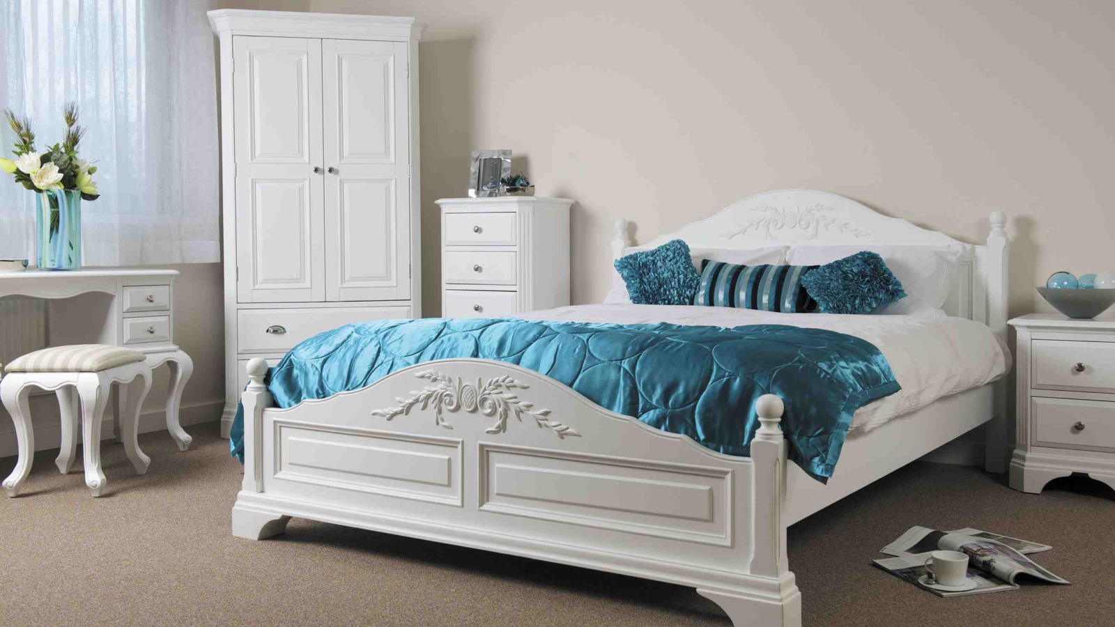 Большая белая кровать в спальне