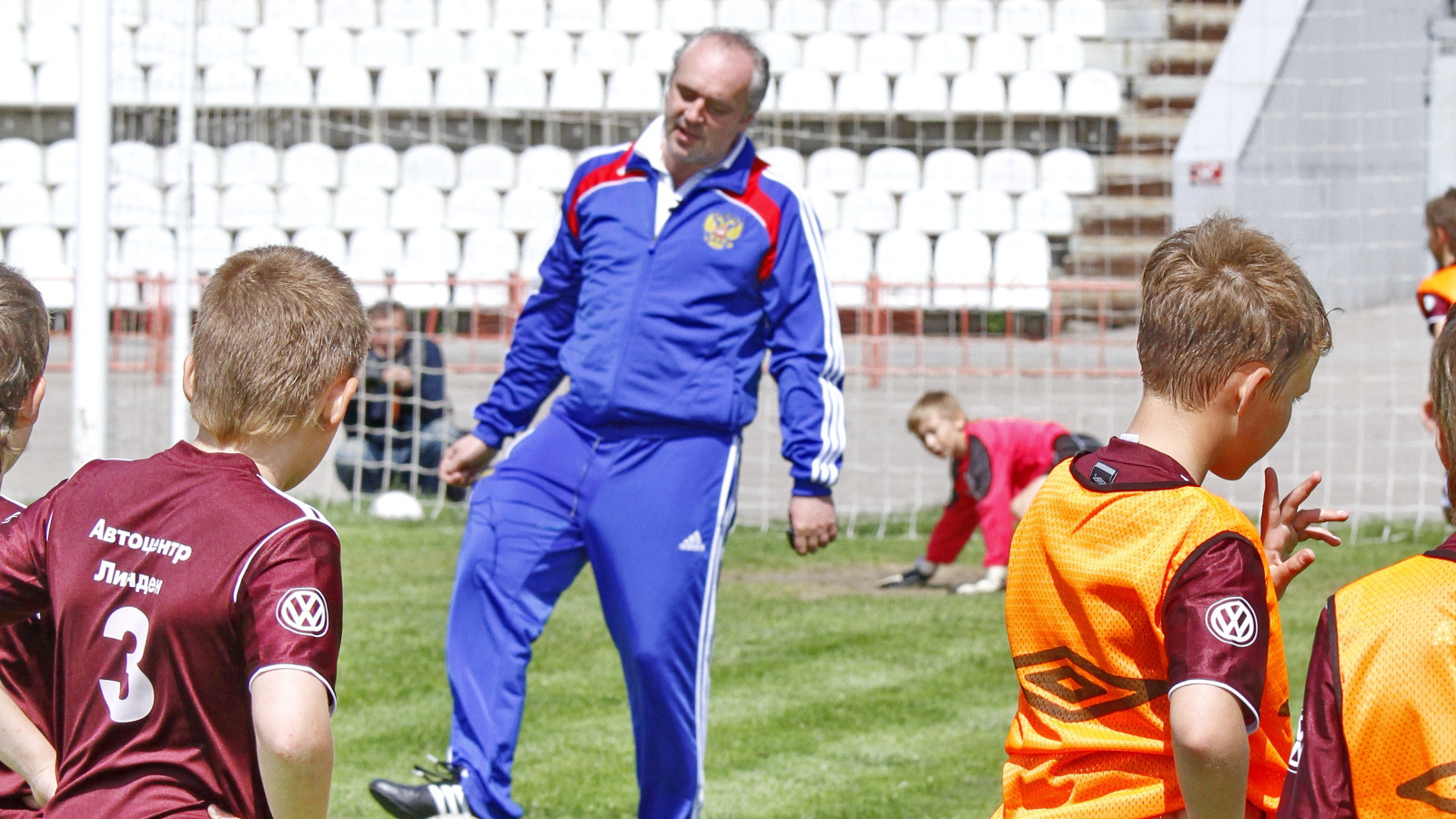 Легендарный вратарь Игорь Шалимов с юными футболистами