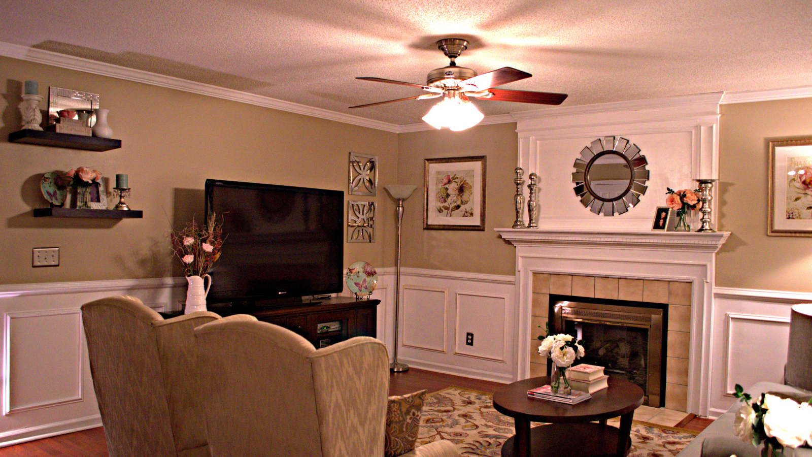 Гостиная с вентилятором на потолке