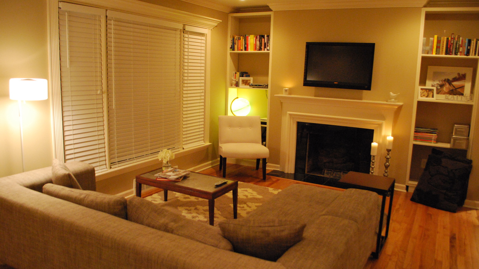 Гостиная и камин