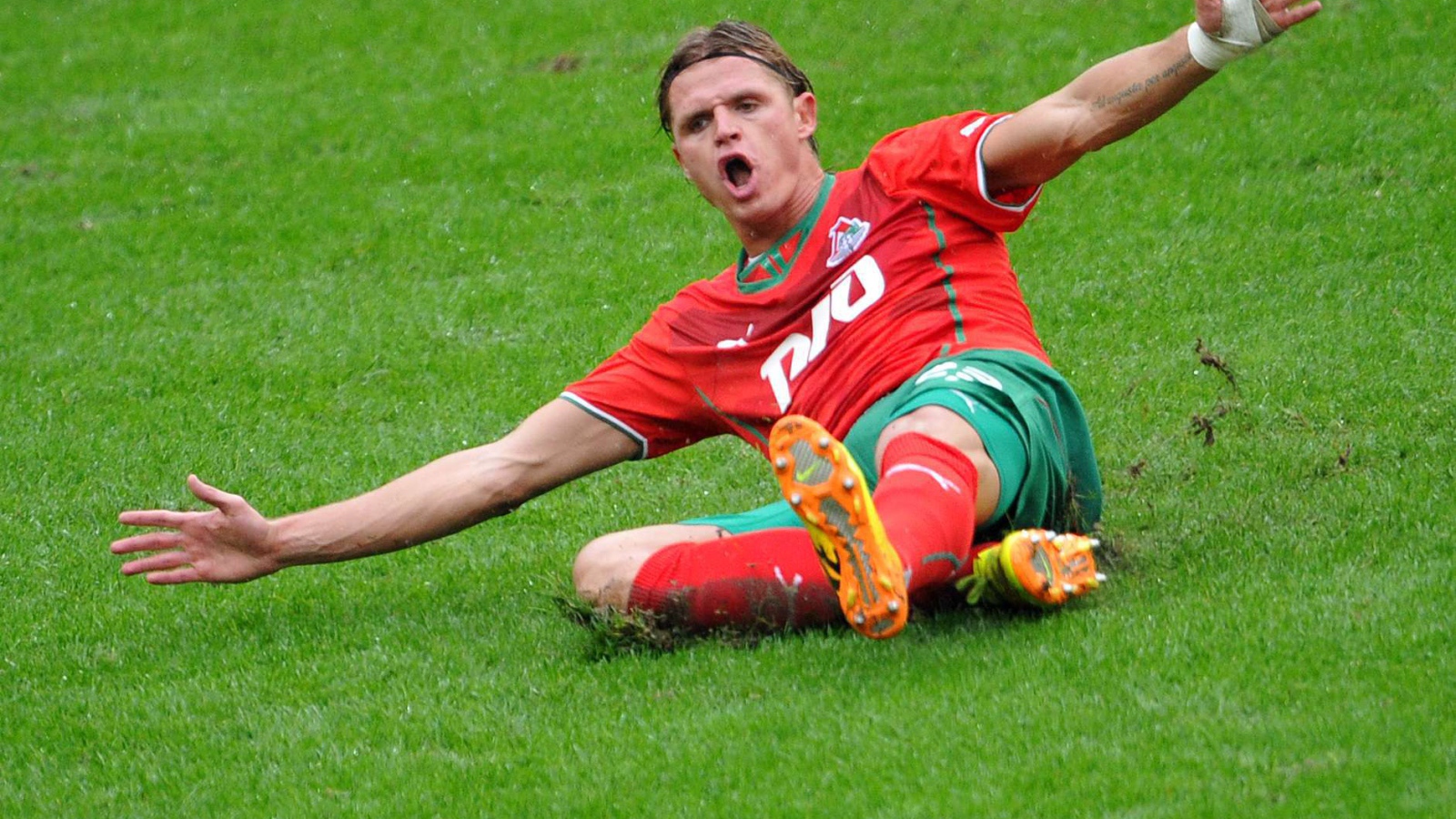 Дмитрий Тарасов полузащитник Локомотива на поле