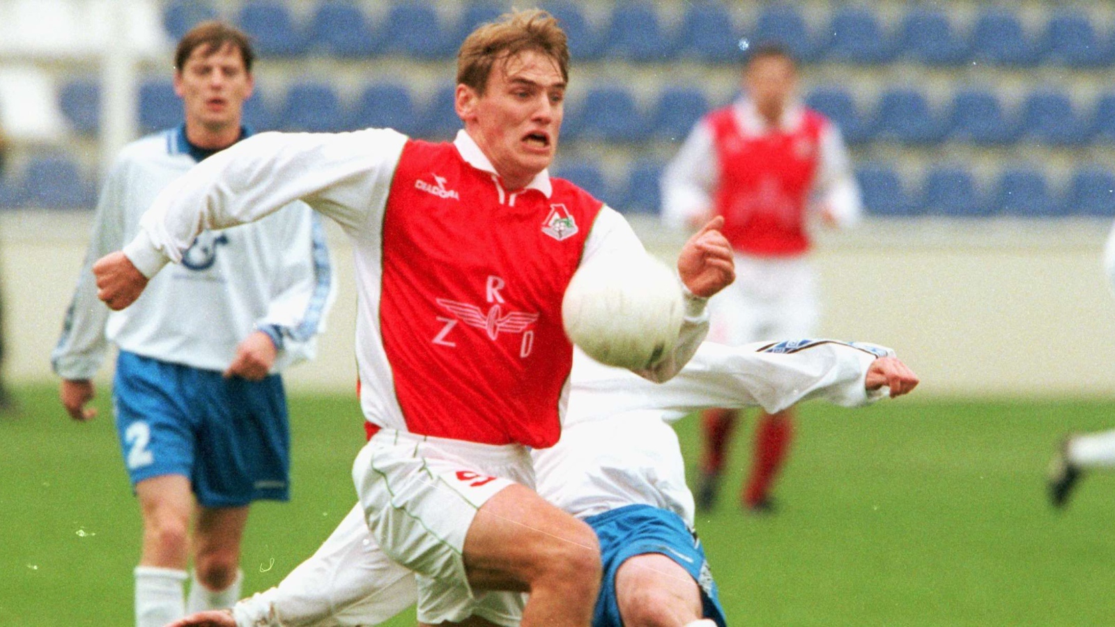 Игрок Локомотива Дмитрий Булыкин в атаке