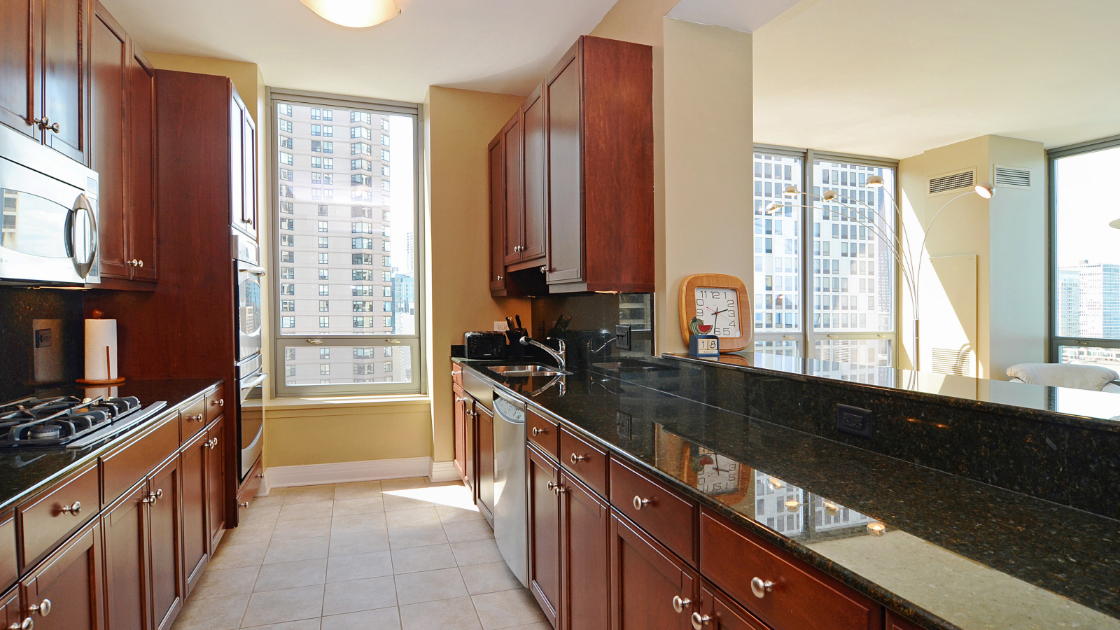 Длинная коричневая кухня