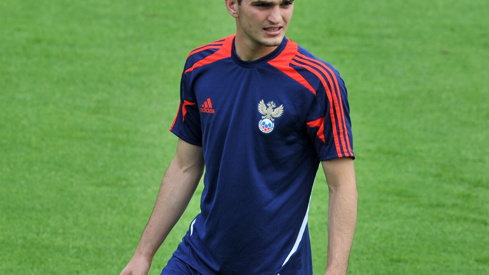 Магомед Оздоев полузащитник Локомотива в форме национальной сборной