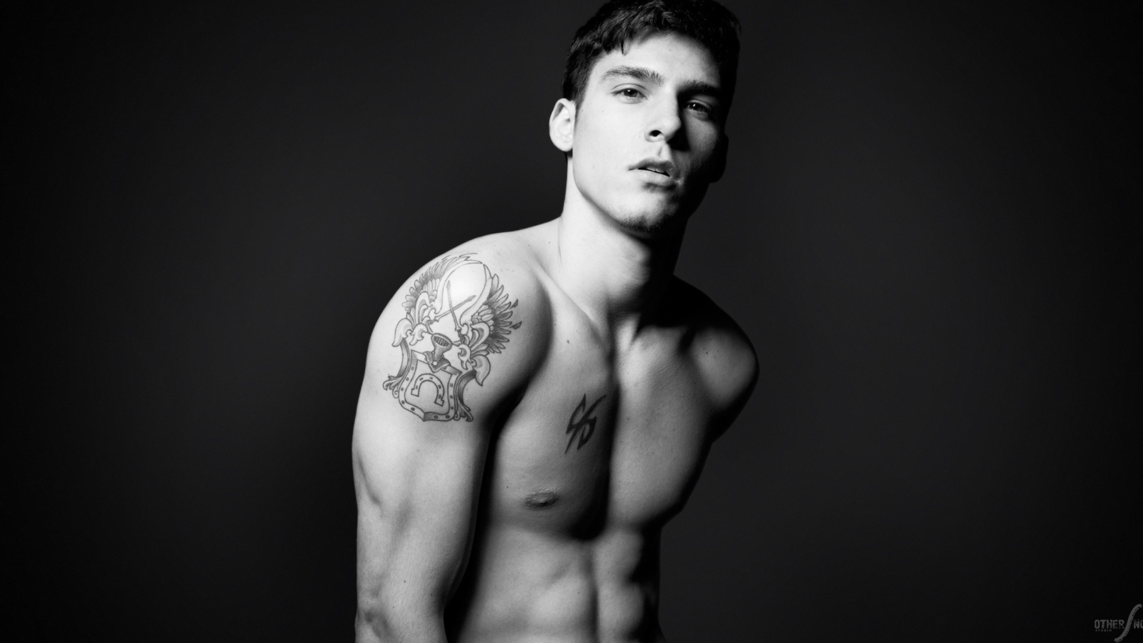 Мужчина с татуировками