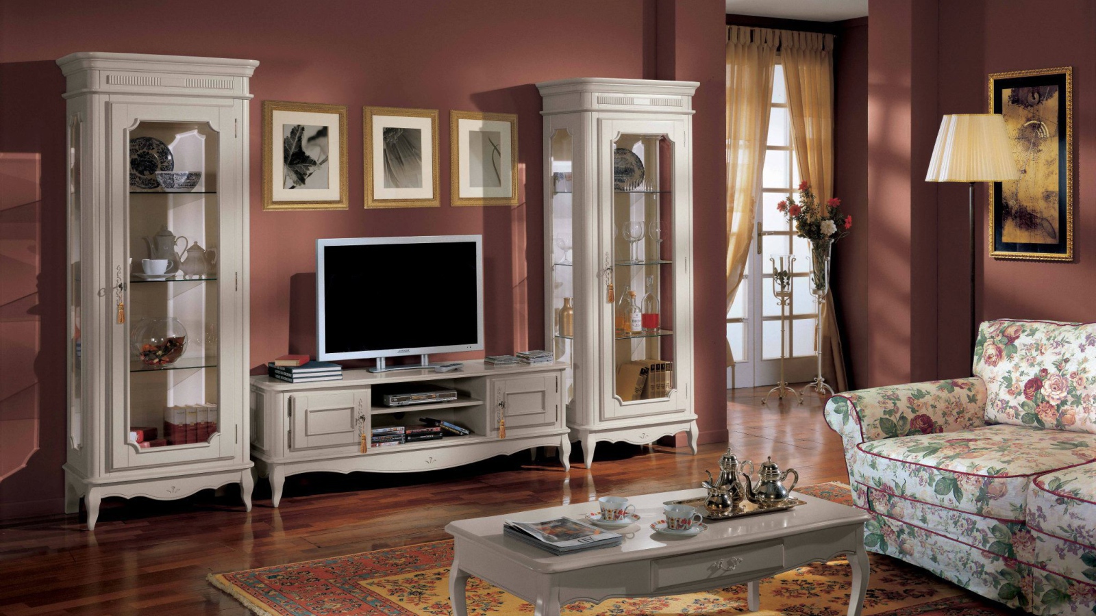 Бордовые стены в гостиной