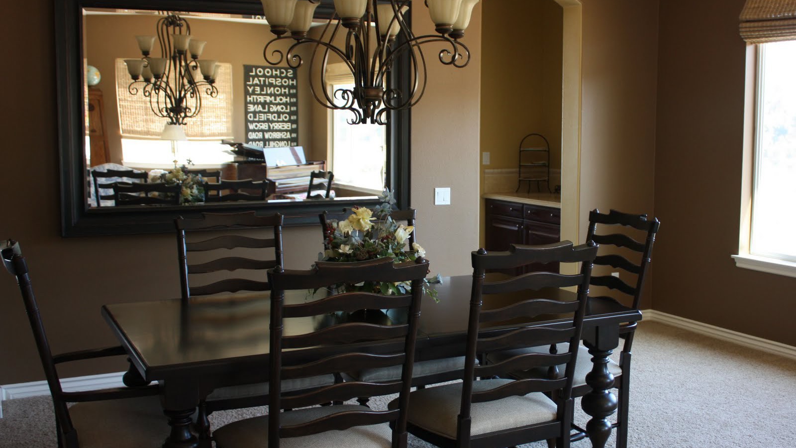 Зеркало на стене в столовой