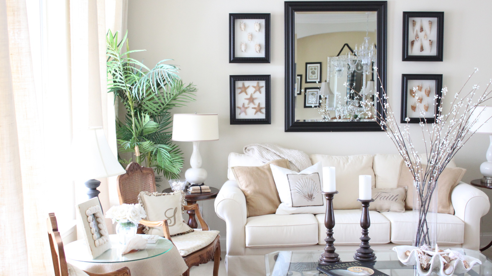 Зеркало на стене в гостиной