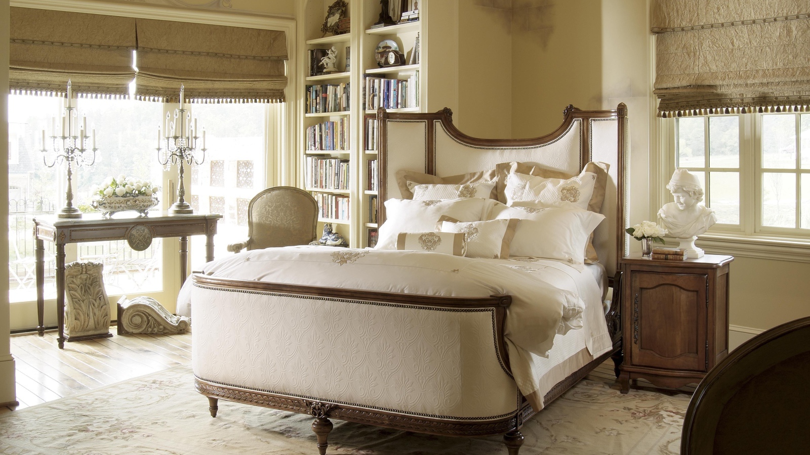 Аккуратная кровать в спальне