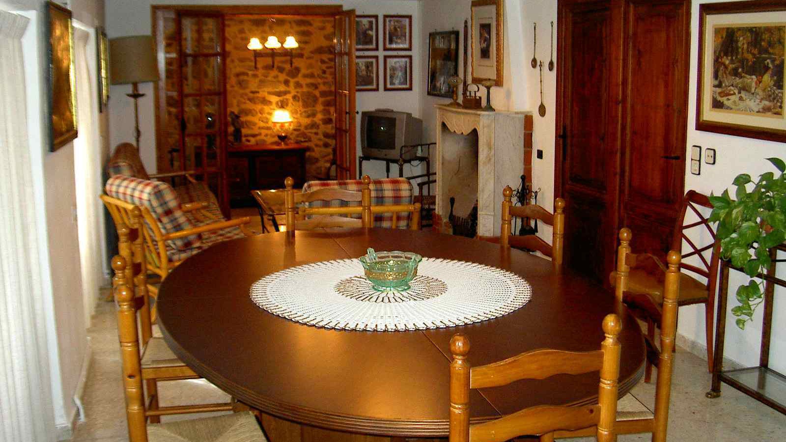 Овальный стол в столовой