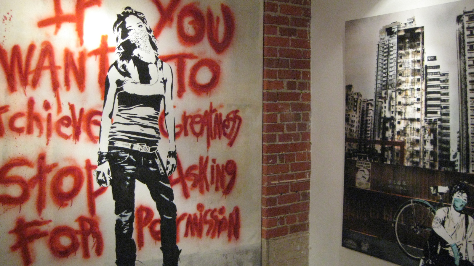 Нарисованная девушка в полный рост