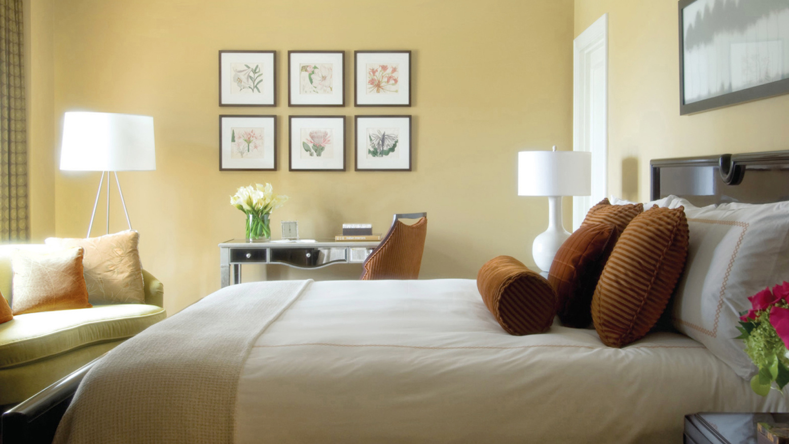 Картины на стене в спальне