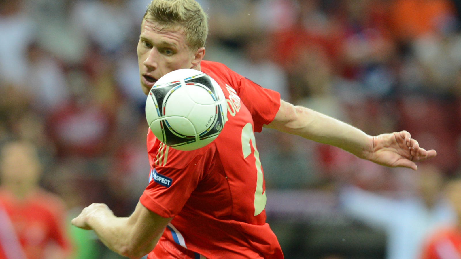 Павел Погребняк игрок сборной России отбивает мяч