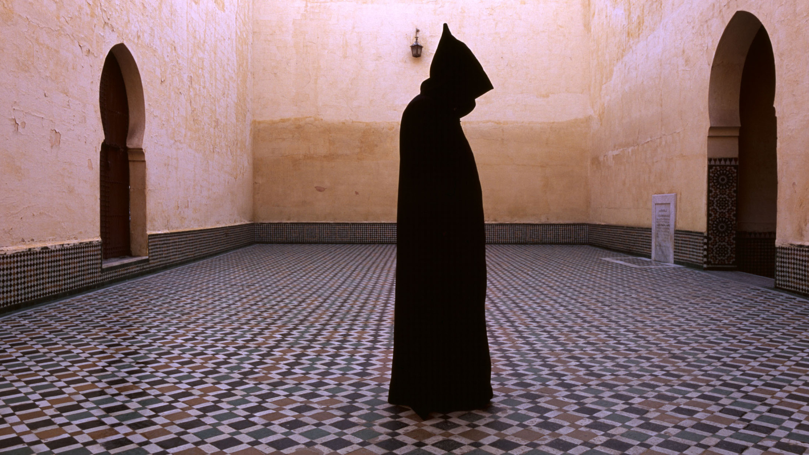 Фотография Женщина в черном