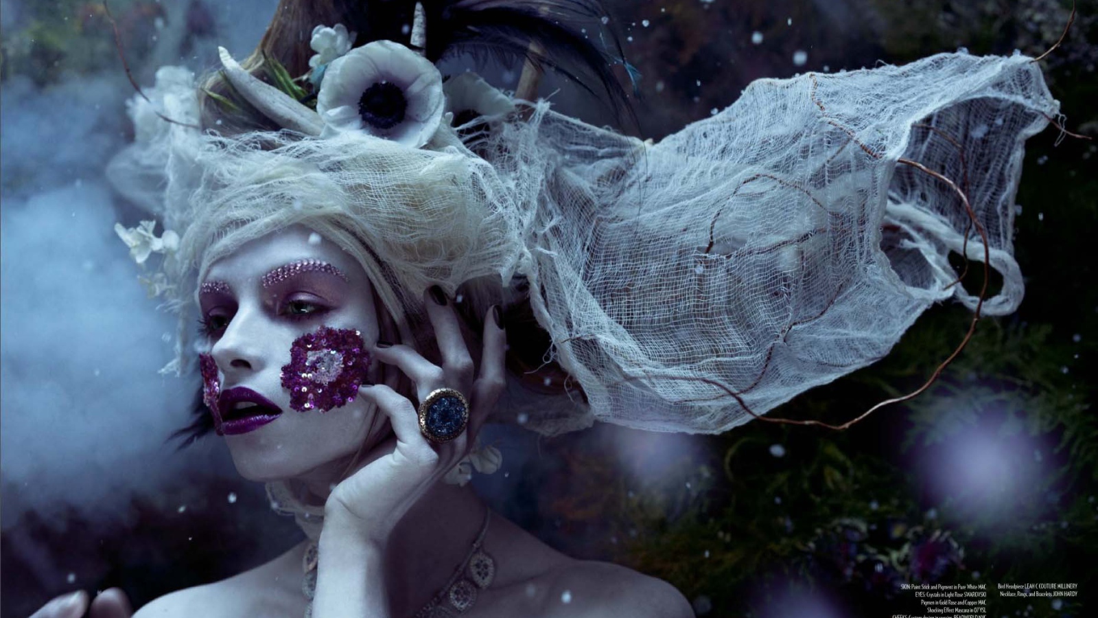 Фотография женщина в темных тонах