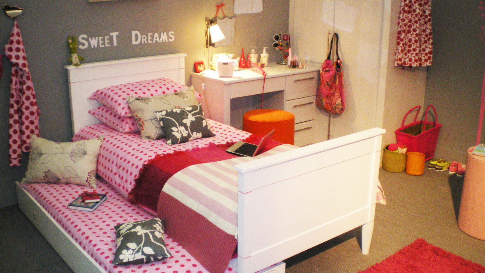 Подушки на кровати в детской