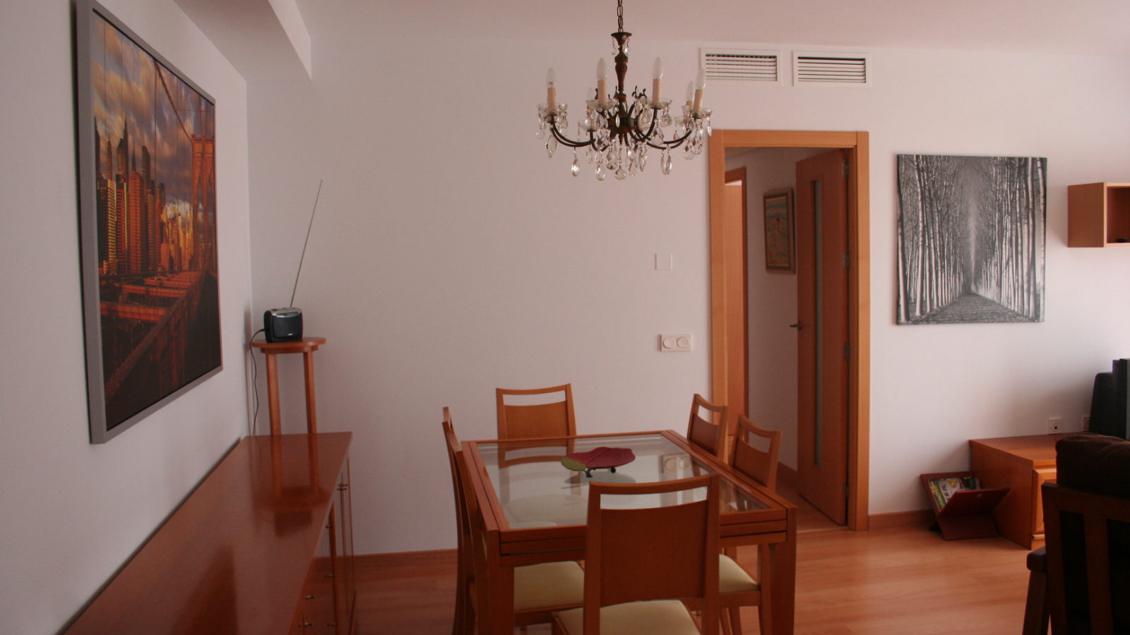 Розовые стены в столовой