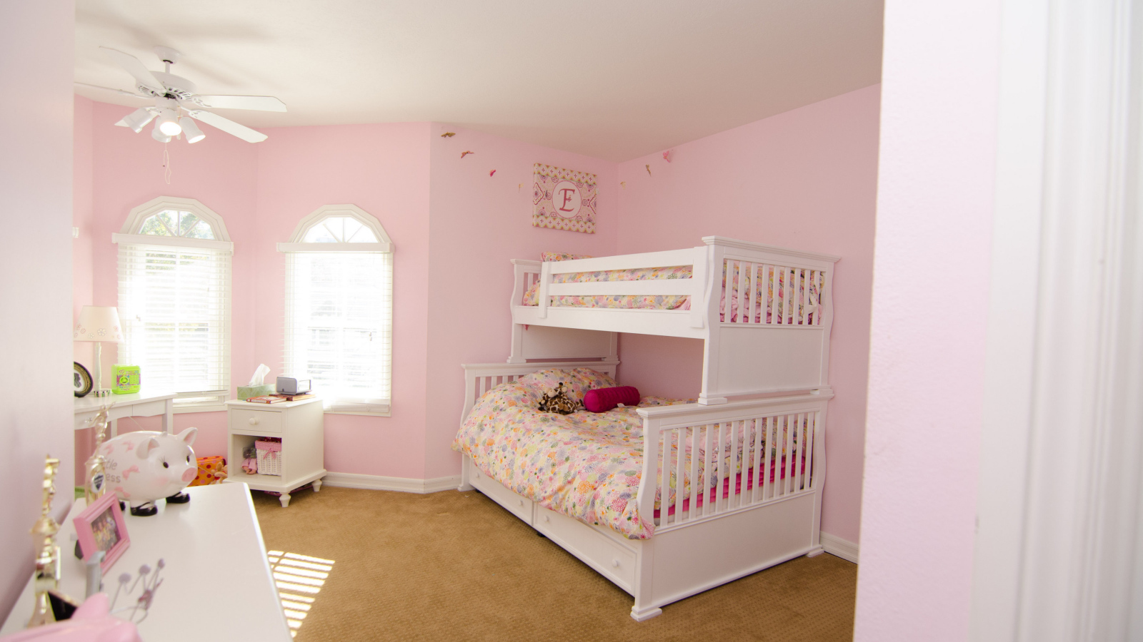 Розовые стены в детской комнате