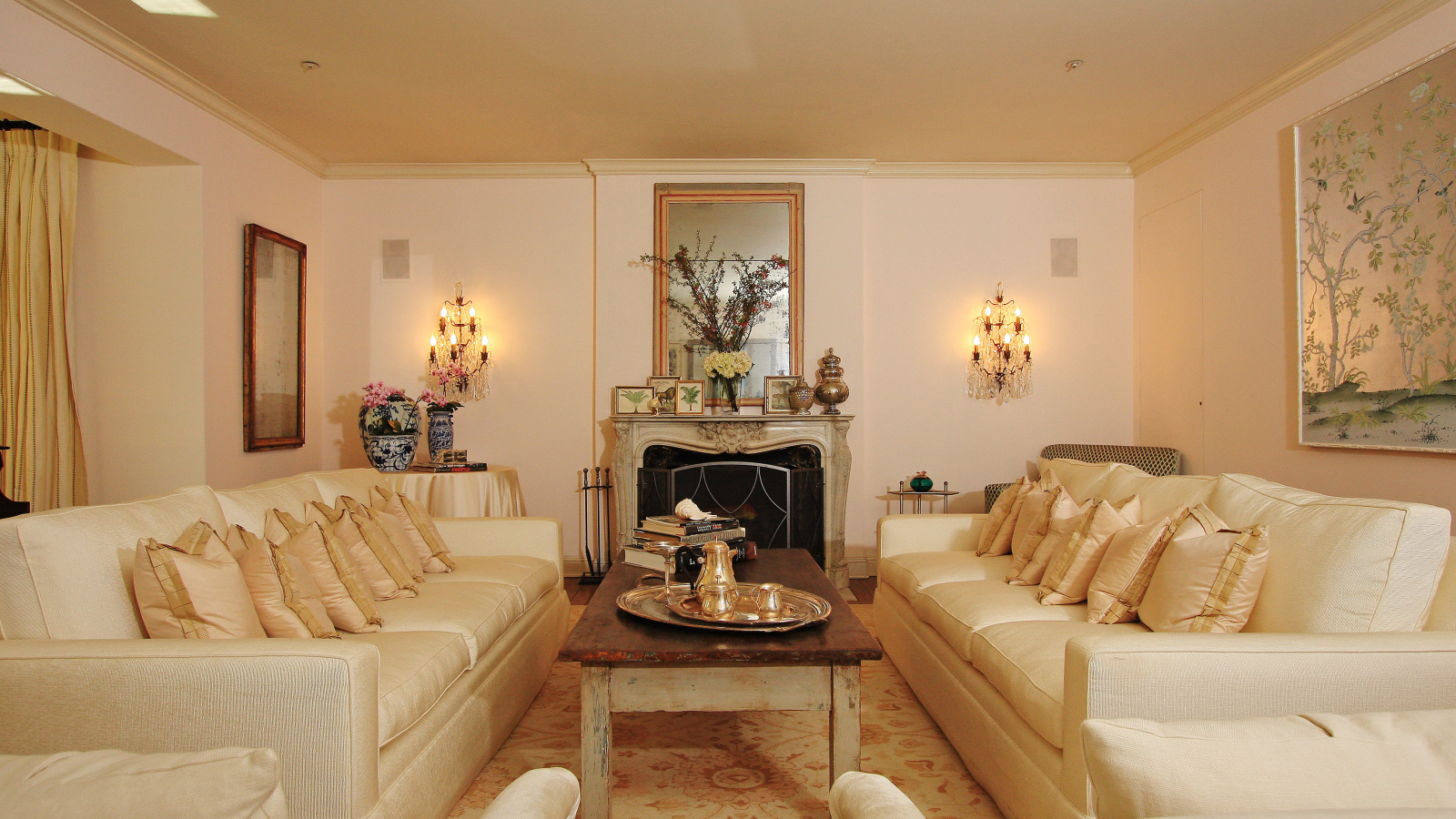 Роскошные диваны в гостиной