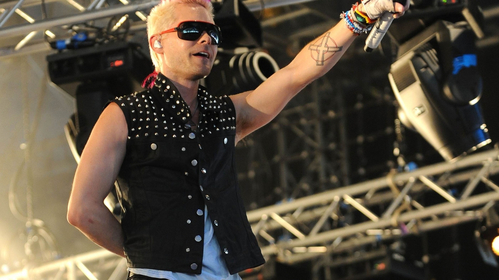 Популярный певец с татуировкой