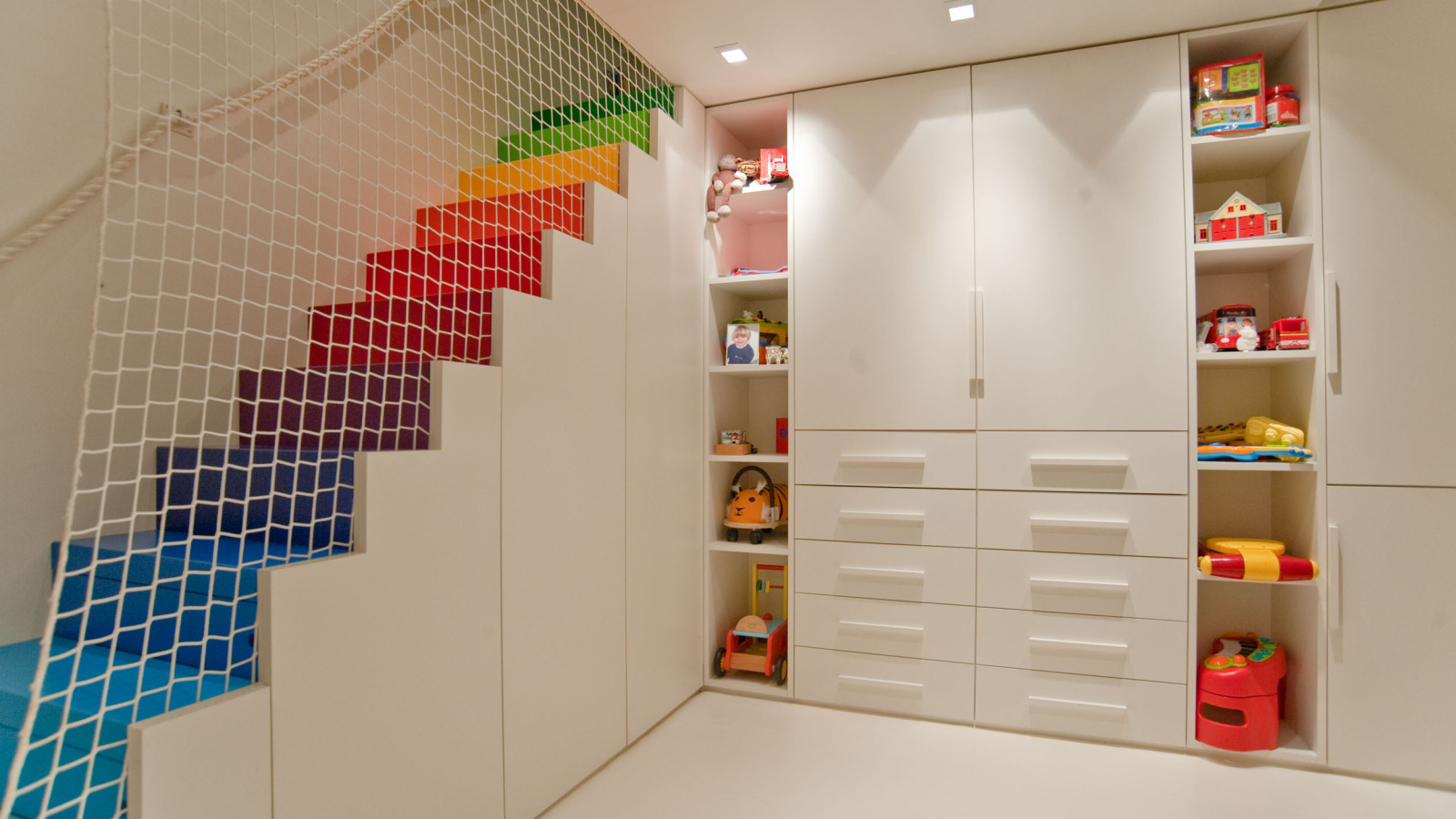 Радужная лестница в детской комнате