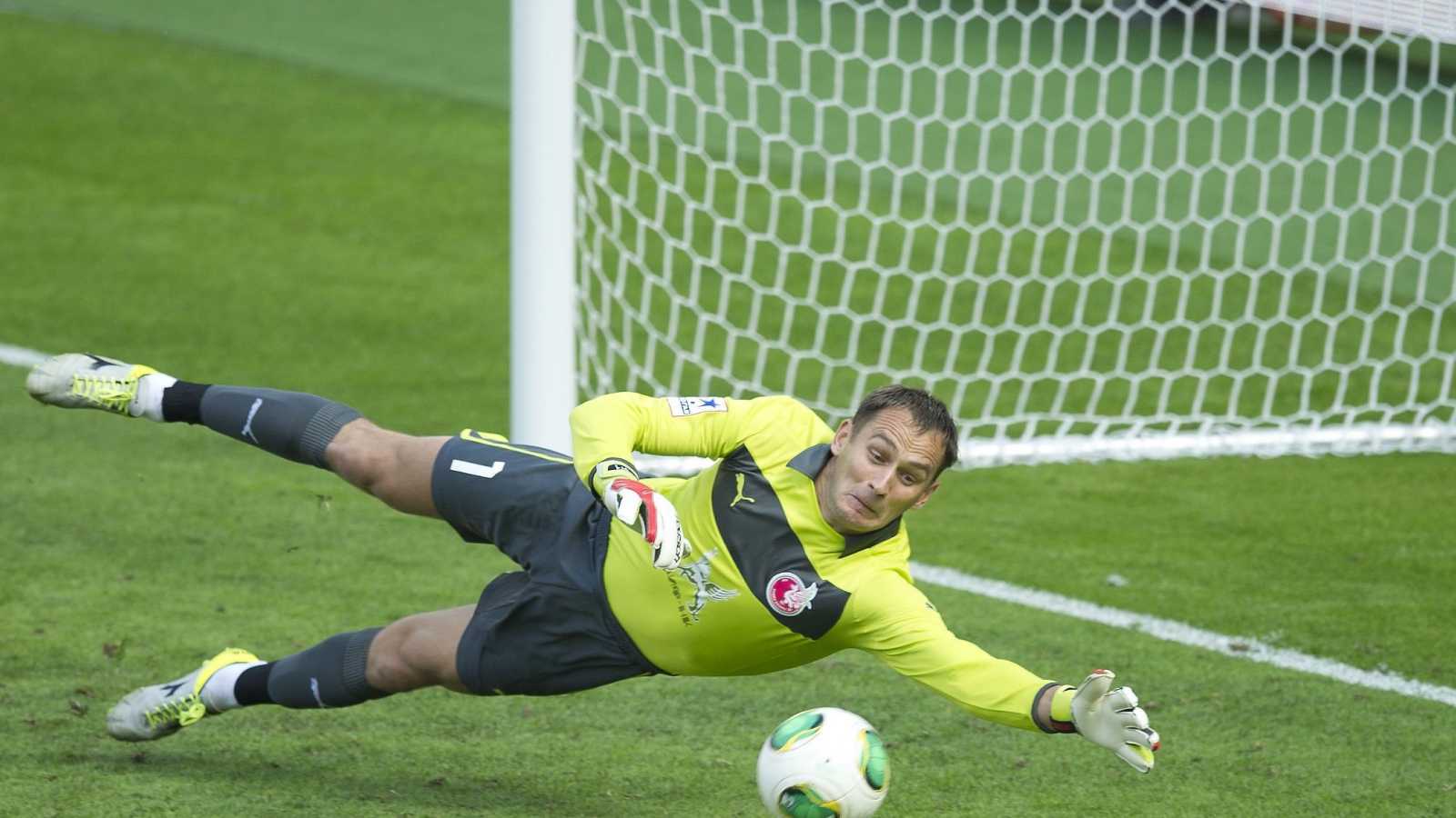 Сергей Рыжиков вратарь Рубина ловит мяч