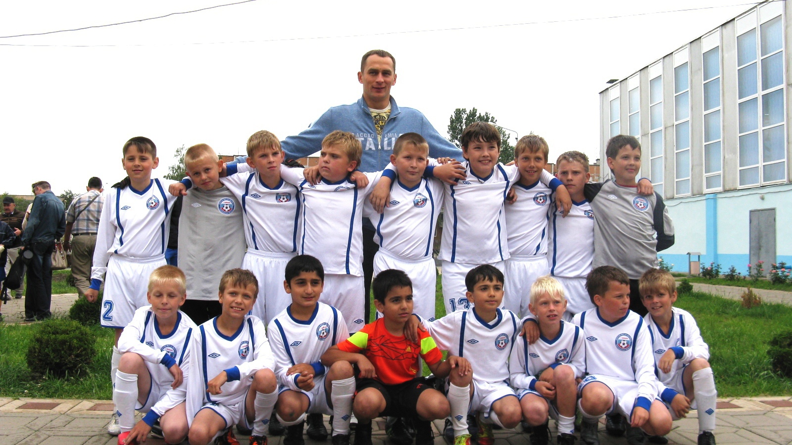 Сергей Рыжиков вратарь Рубина с юными болельщиками