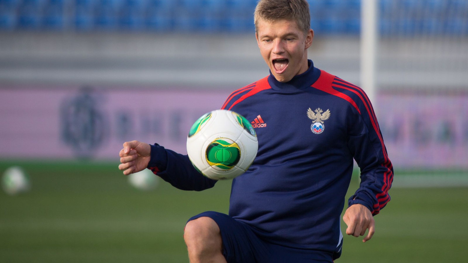 Полузащитник сборной России Олег Шатов