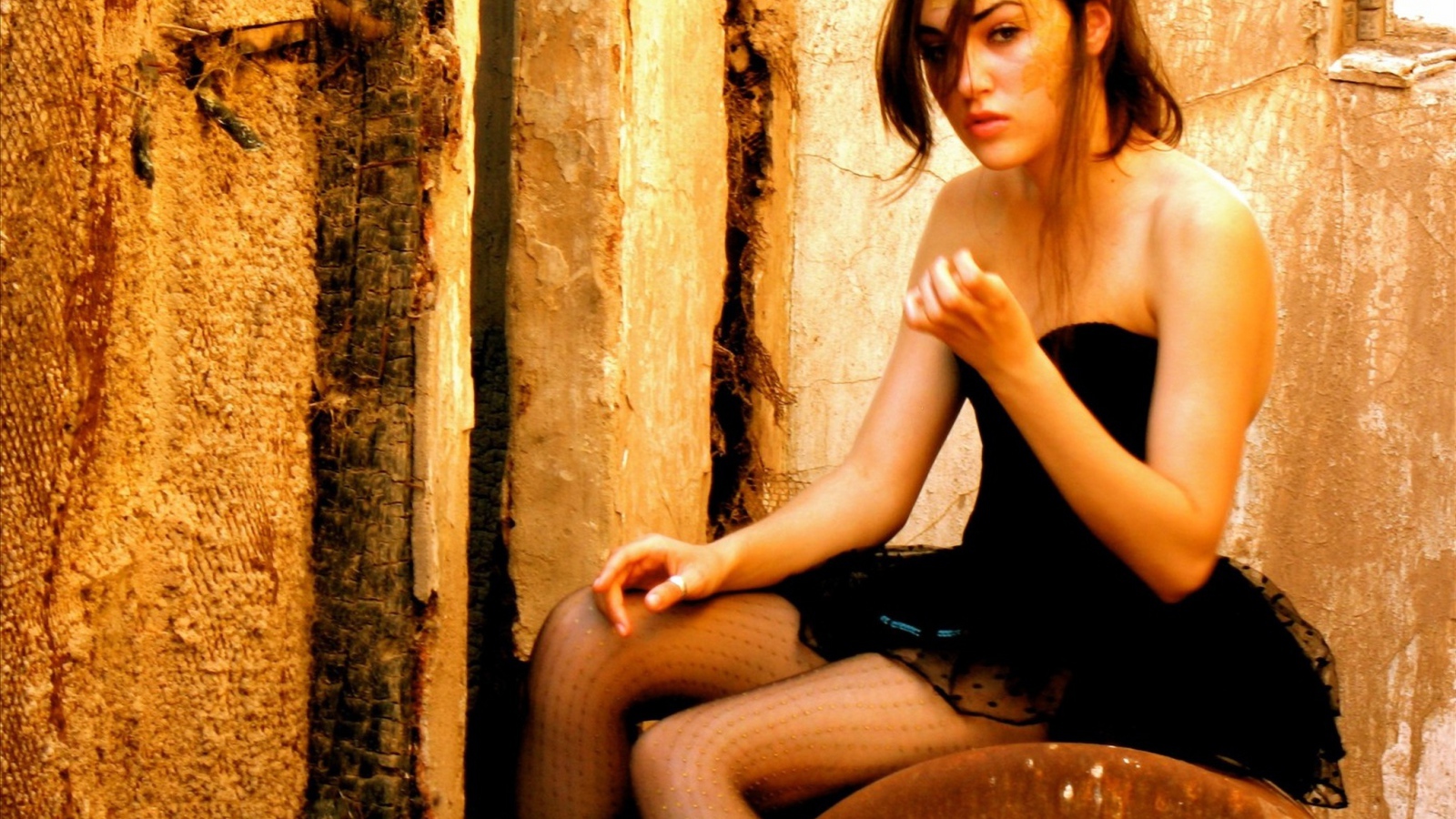 Саша Грей в черном платье