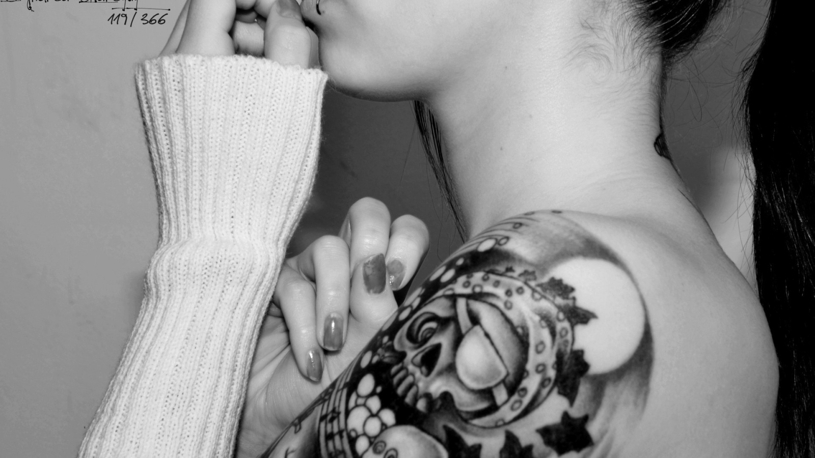 Татуировка на плече девушки