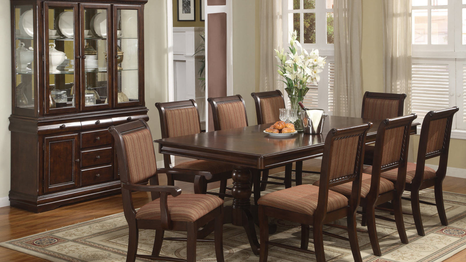 Сервант с посудой в столовой