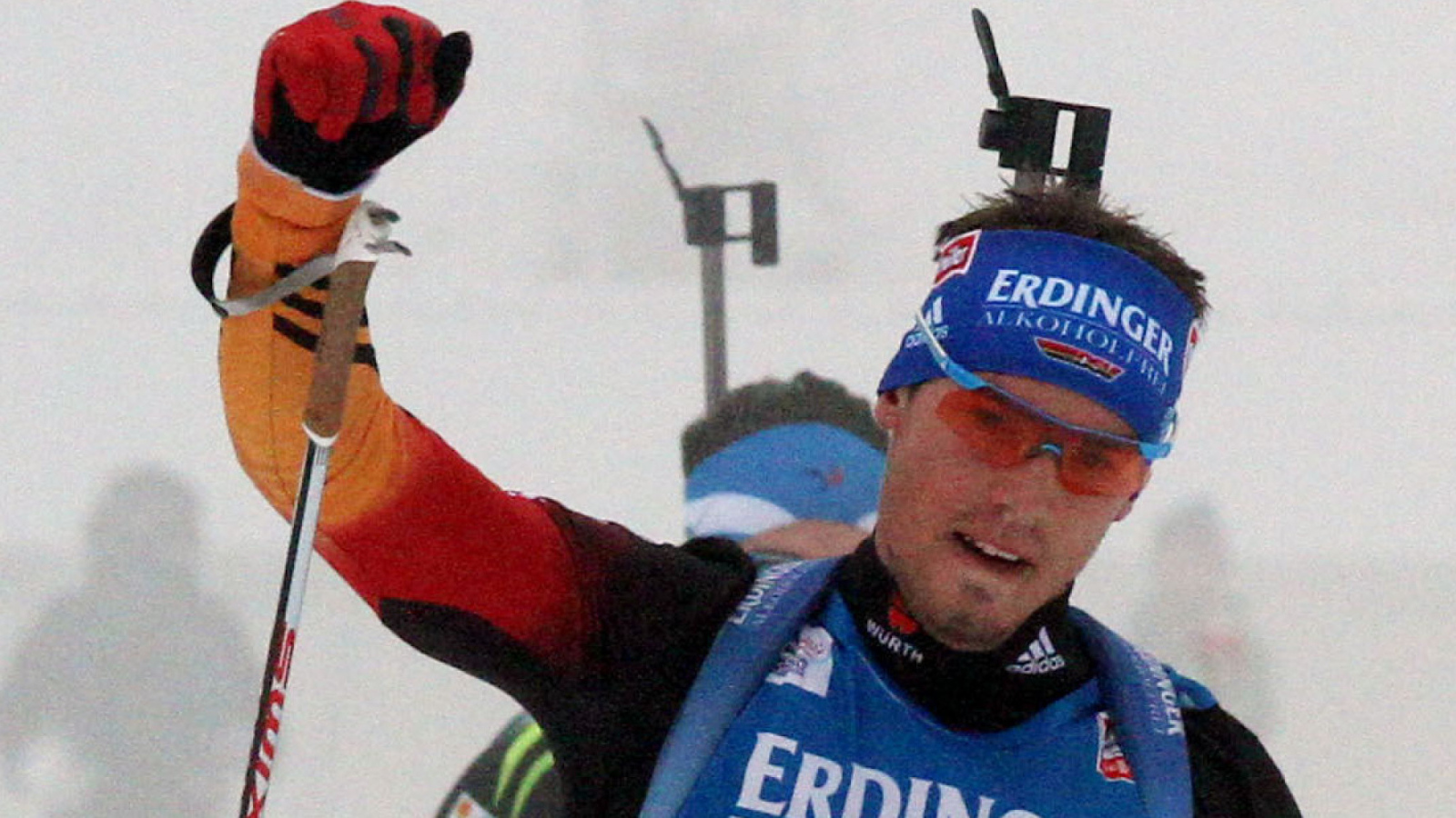 Обладатель серебряной медали немецкий биатлонист Симон Шемпп на олимпиаде в Сочи