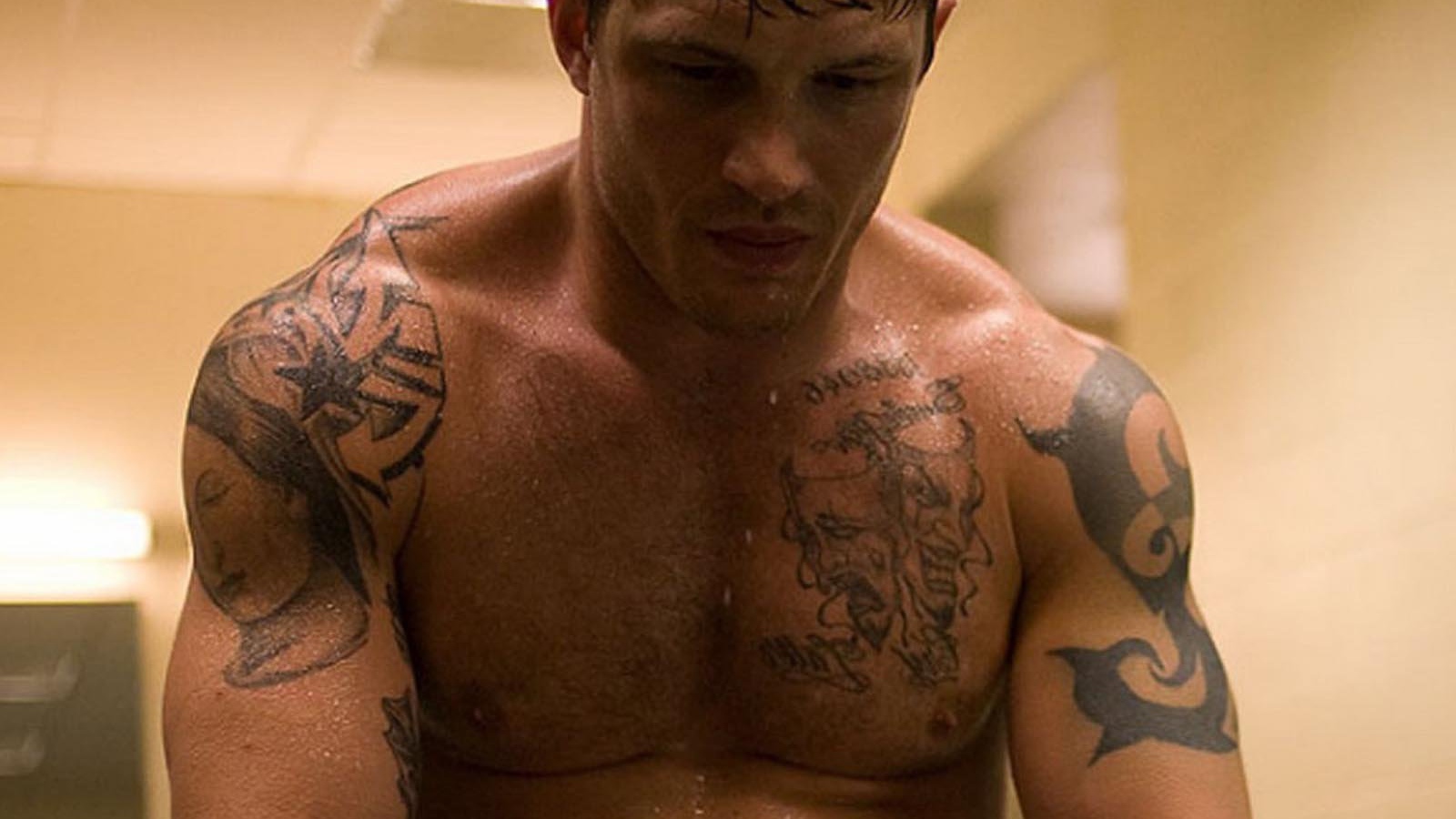 Боец с татуировками