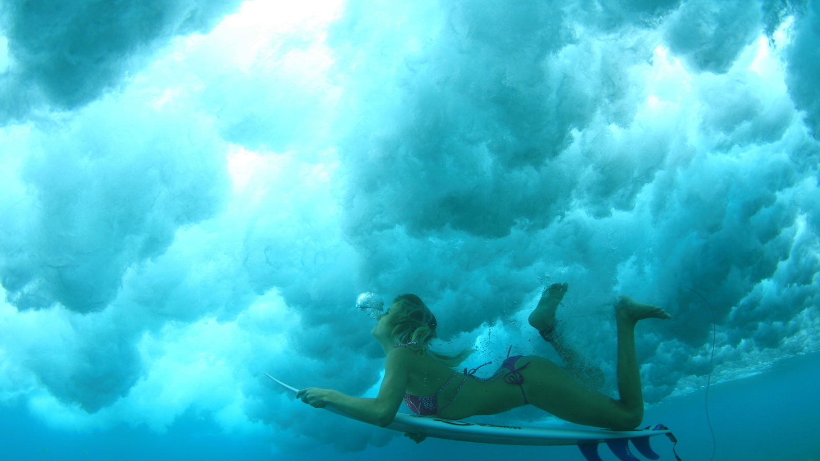 Спортивная девушка под водой