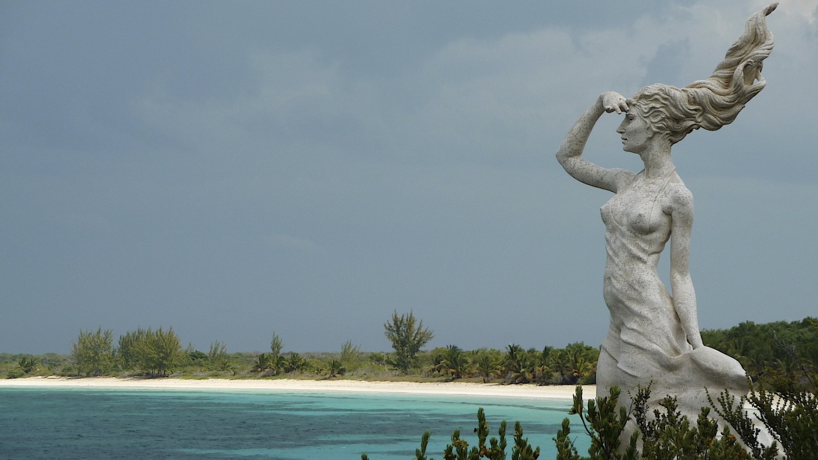 Статуя на побережье на курорте Кайо Энсеначос, Куба