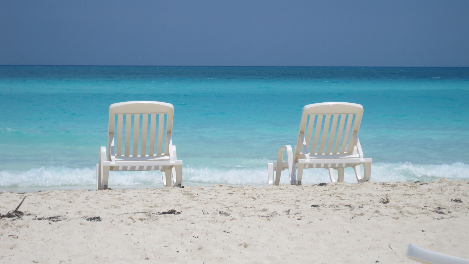 Лежаки на пляже на курорте Кайо Санта Мария, Куба