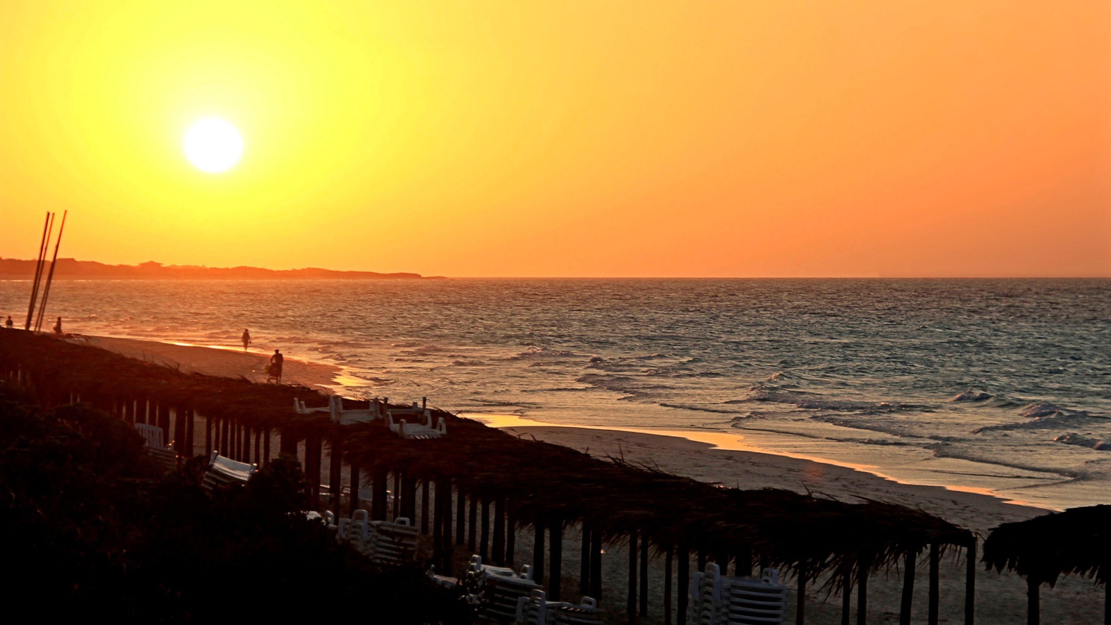 Закат над пляжем на курорте Кайо Санта Мария, Куба