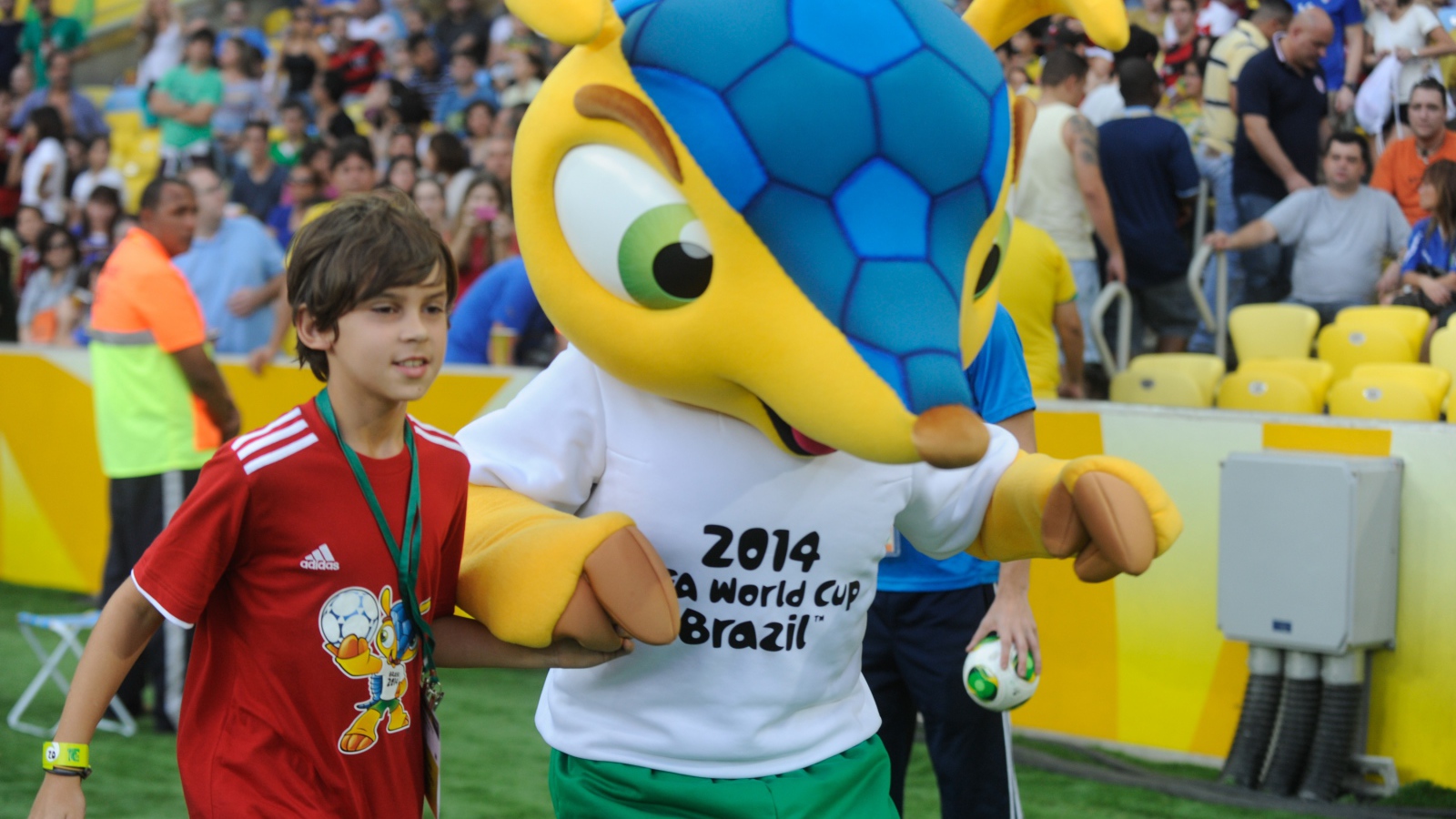 Талисман Чемпионата Мира по футболу в Бразилии 2014 приветствует я юным футболистом