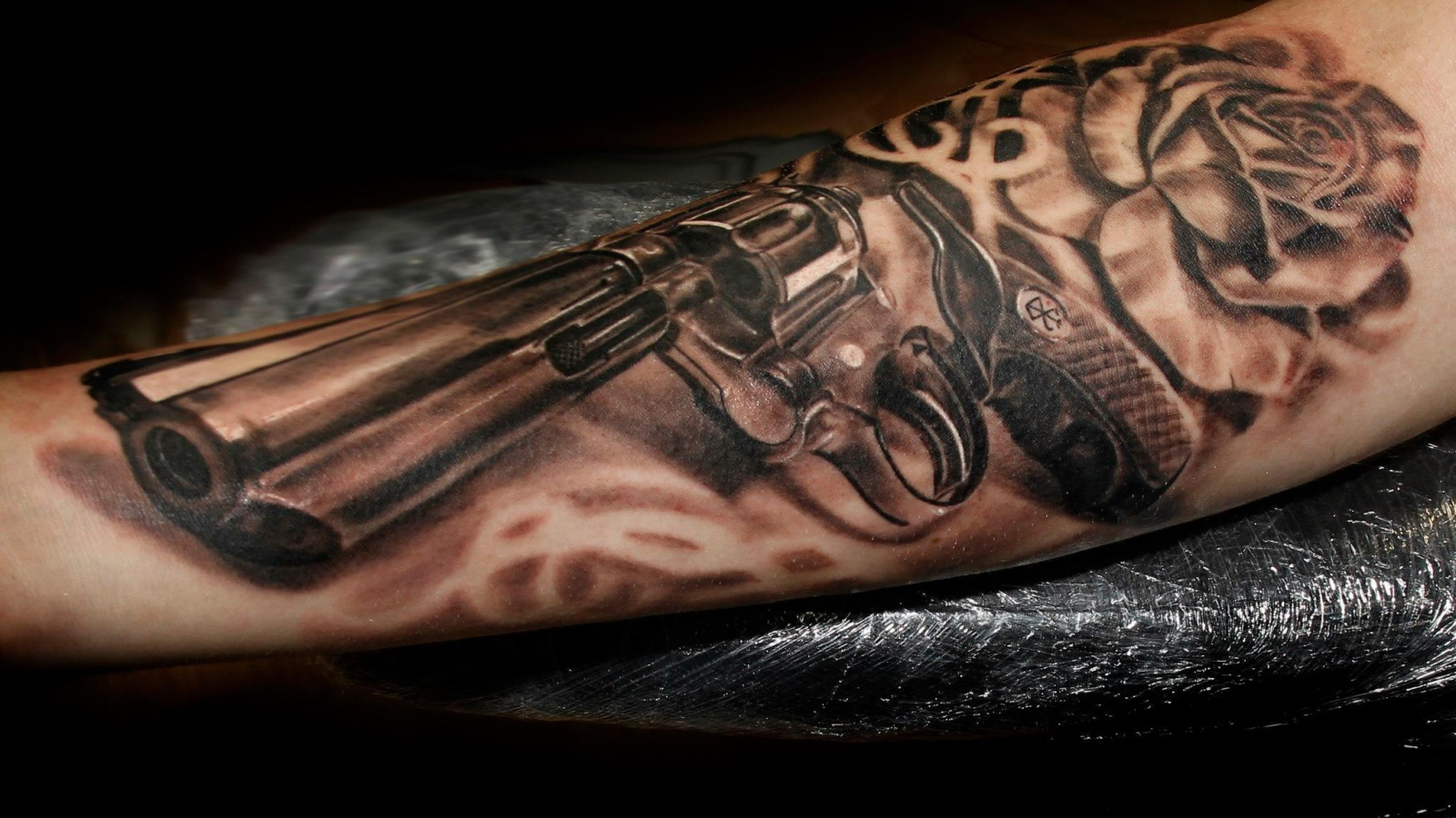 Татуировка в виде пистолета
