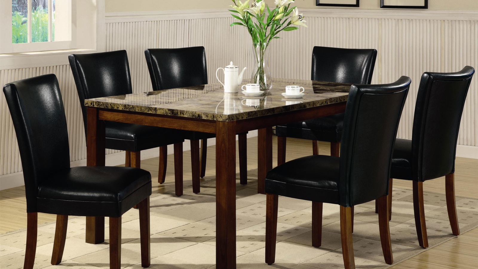 Чай на столе в столовой