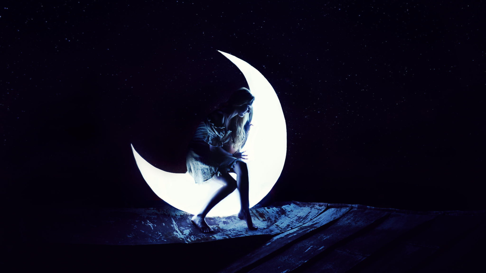 Фотография Девушка сидит на Луне