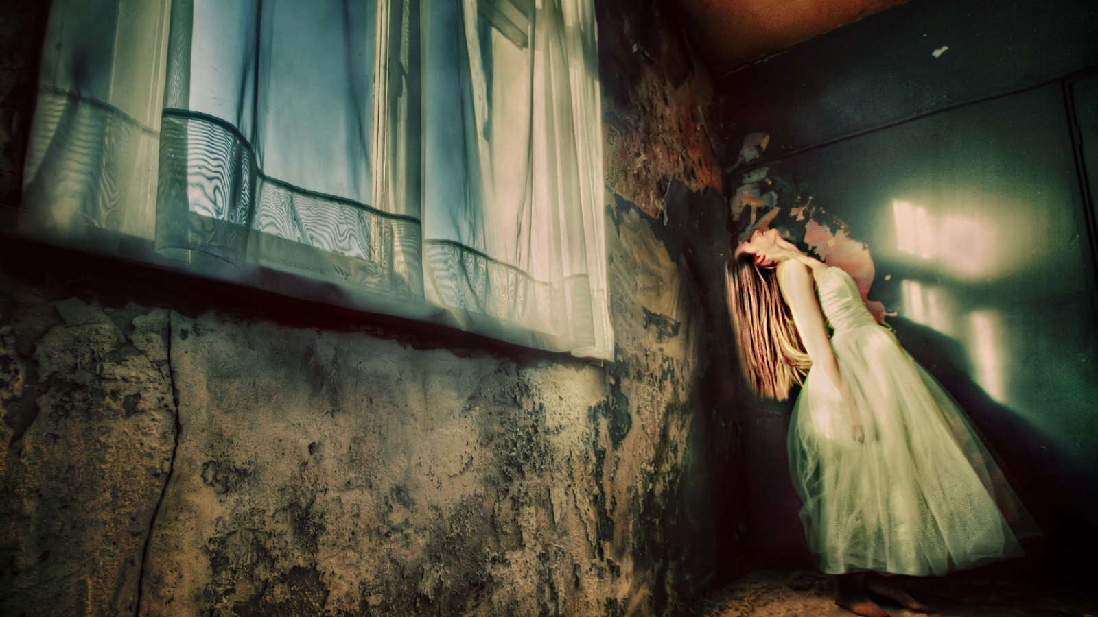 Фотография Девушка в белом платье