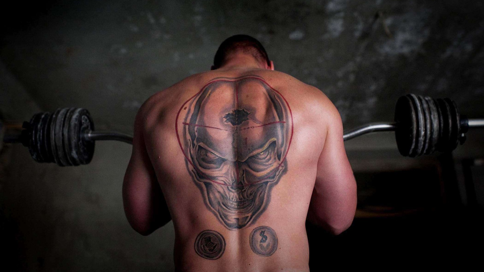 Череп на спине спортсмена